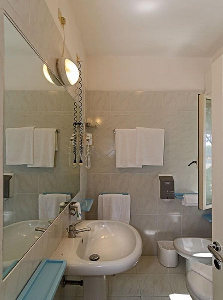Hotel Le Ginestre Lido di Camaiore Exterior photo